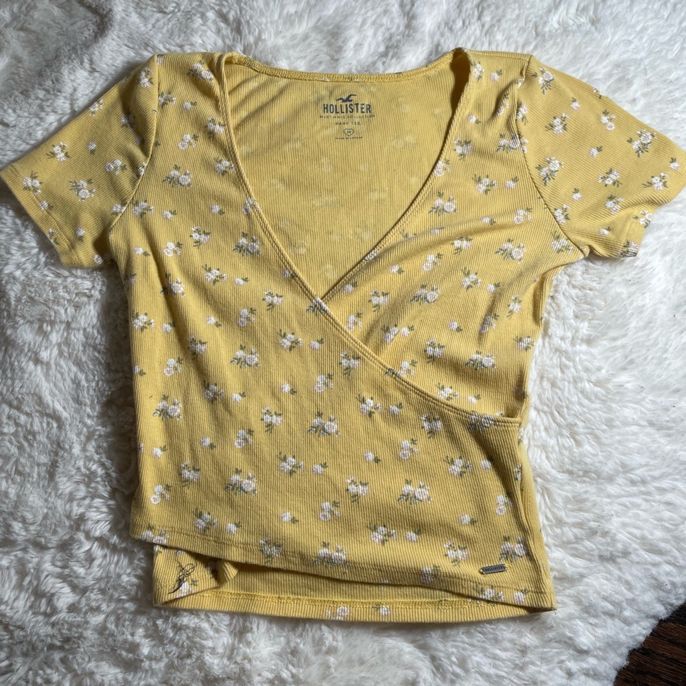 Yellow Flowered Hollister Baby Tee - Size Women’s M